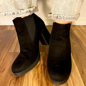 Lightly worn American eagle booties!